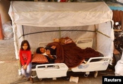 Raseljeni Palestinci u šatoru ispred bolnice Naser, u Kan Junisu, na jugu Pojasa Gaze, 14. novembra 2023.