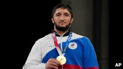 Абдулрашид Садулаев во время церемонии награждения на летних Олимпийских играх 2020 года, 7 августа 2021 года, в Тибе, Япония