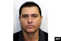 Gambar selebaran yang dirilis oleh Polisi Federal Brazil ini menunjukkan Luis Antonio da Silva Braga, alias "Zinho", yang menyerah kepada polisi di Rio de Janeiro, Brazil, 24 Desember 2023. (Handout / POLISI FEDERAL BRAZIL / AFP)