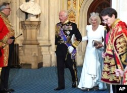 Raja Charles III dan Ratu Camilla yang mengenakan Mahkota Berlian meninggalkan Gedung Parlemen, Menara Victoria melalui Pintu Masuk Penguasa setelah Pembukaan Parlemen Inggris di London, Rabu, 17 Juli 2024. (Chris Jackson/POOL via AP)