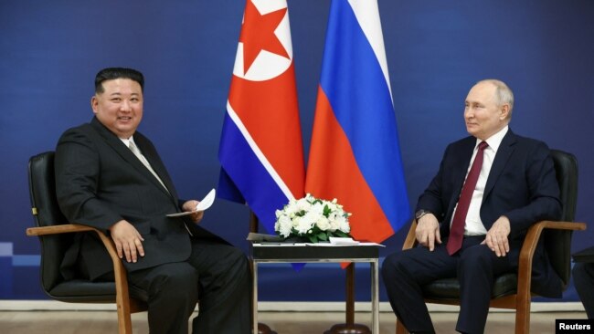 2023 年 9 月 13 日，俄罗斯总统弗拉基米尔·普京和朝鲜领导人金正恩在俄罗斯远东阿穆尔地区的东方机场会面。（路透社）