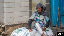 Warga Yaman yang kehilangan tempat tinggal menerima bantuan dari Program Pangan Dunia (WFP) di kota Taiz, Yaman, pada 11 September 2023. (Foto: AFP/Ahmad Al-Basha)