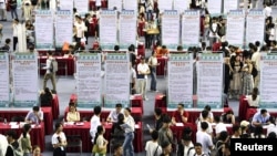 中國安徽省大學畢業生在合肥市舉行的一個招聘會上尋找工作。（2023年9月4日）