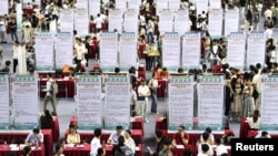 中國安徽省大學畢業生在合肥市舉行的招聘會上尋找工作。 （2023年9月4日）