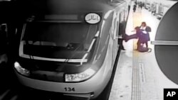 Tehran မြို့ကရထားဘူတာအနီး ဒဏ်ရာရသွားတဲ့ Armita Geravand ရဲ့ ဗွီဒီယိုရုပ်ပုံ၊ အောက်တိုဘာ ၁၊ ၂၀၂၃ 
