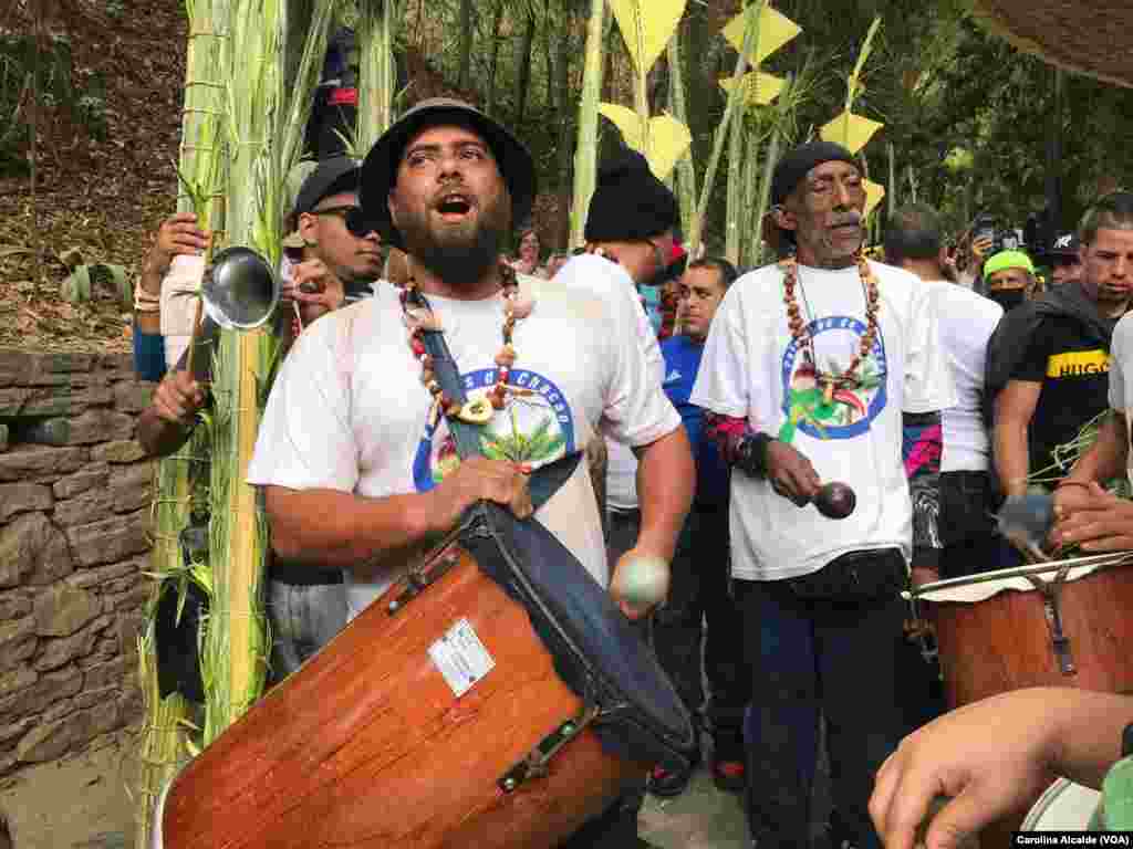 Unos cinco días antes de la Semana Mayor, niños a partir de 6 años, adolescentes y adultos de hasta más de 80 años suben la montaña donde acampan y buscan las hojas de palma. Cuando bajan, cada sábado antes del Domingo de Ramos, lo hacen al ritmo de tambores y cánticos.