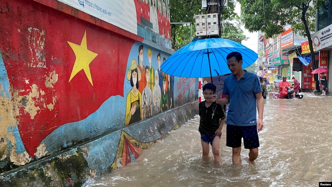Trận mưa sáng 28/9 được coi là lớn nhất trong gần 3 tháng qua, khiến mực nước sông, hồ dâng cao, nên xảy ra việc 'thoát nước chậm' trong nội thành.