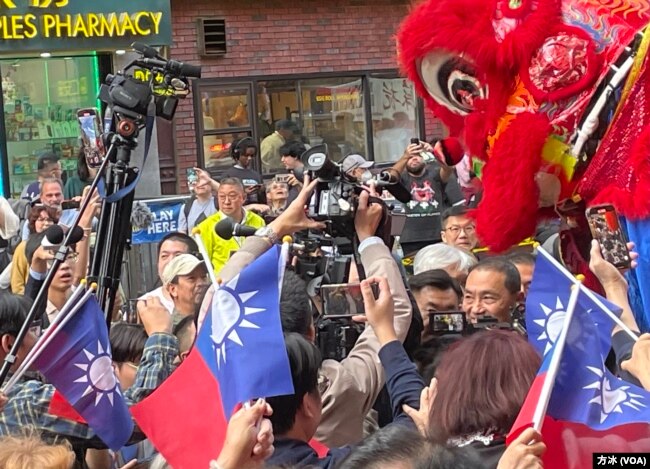 2024台湾总统大选国民党参选人侯友宜访问纽约中华公所受到支持者热烈欢迎。（方冰拍摄）