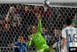 Italy's goalkeeper #22 Francesca Durante (C) makes a save during the match between Italy and Argentina at Eden Park in Auckland, July 24, 2023.