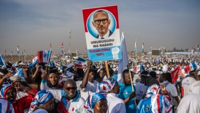 Des partisans du Front patriotique rwandais (FPR) dansent sur des chansons à la gloire du président sortant et candidat Paul Kagame, lors d'un rassemblement de campagne à Kigali, le 13 juillet 2024.