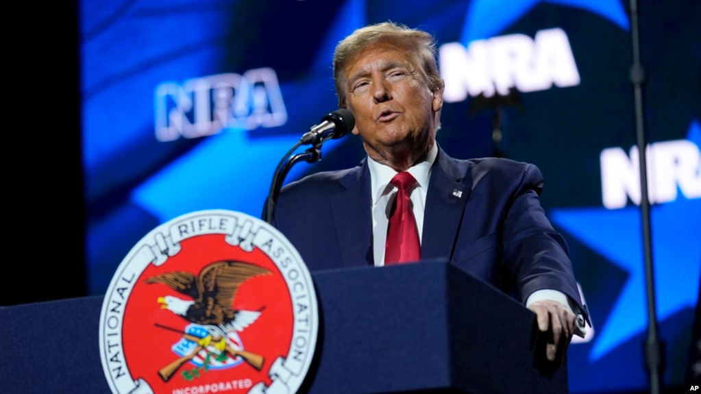 共和党总统候选人、前总统唐纳德·特朗普于2024年2月9日在宾夕法尼亚州哈里斯堡举行的全国步枪协会总统论坛上发表讲话。 (photo:VOA)