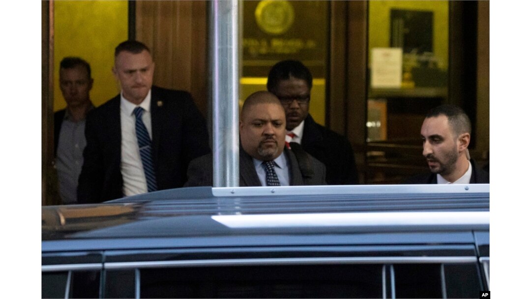 Jaksa Wilayah Manhattan Alvin Bragg, tengah, meninggalkan kantor kejaksaan di New York, 30 Maret 2023.
