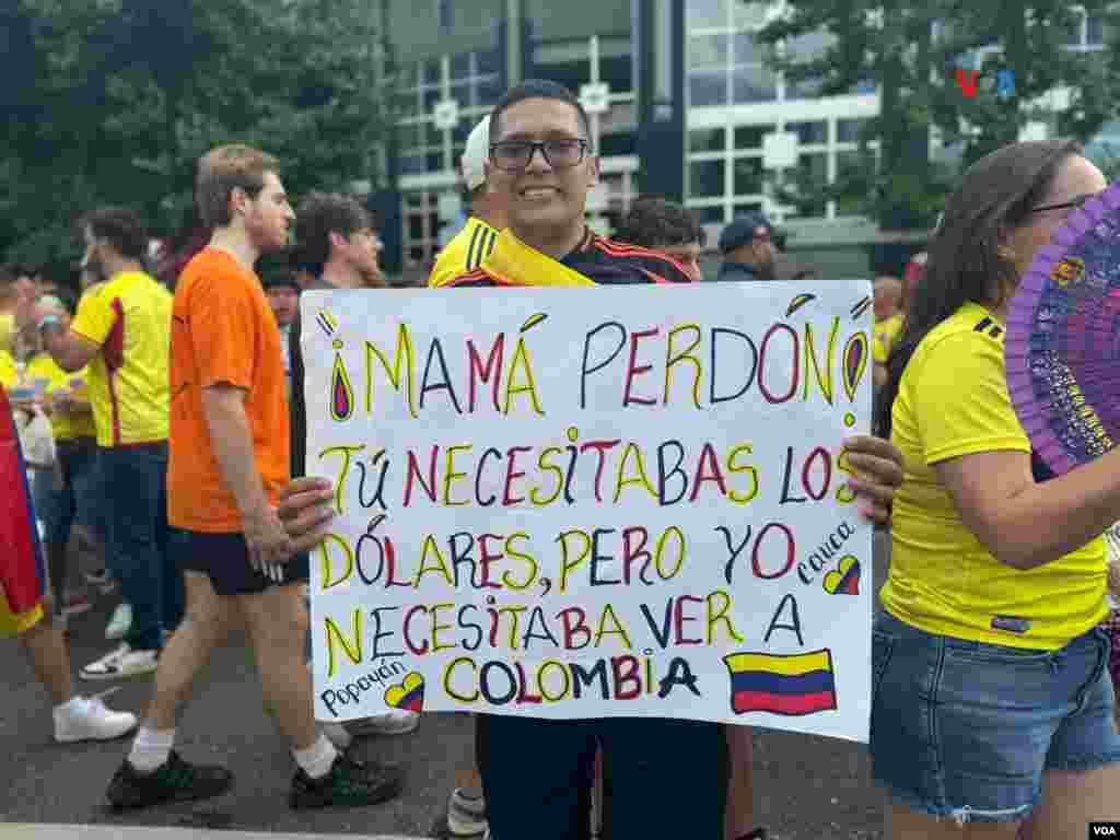 Colombiano asiste a partido entre Uruguay y Colombia.