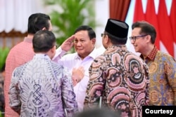 Menteri Pertahanan Probowo Subianto bersama para menteri menjelang Sidang Kabinet Paripurna, di Istana Kepresidenan Jakarta, Senin (26/2) (biro Setpres)