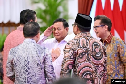 Menteri Pertahanan Probowo Subianto bersama para menteri menjelang Sidang Kabinet Paripurna, di Istana Kepresidenan Jakarta, Senin (26/2) (biro Setpres)