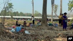 မကြာသေးခင်ရက်ပိုင်းတွေက ကရင်ပြည်နယ် မြဝတီခရိုင်အတွင်း တိုက်ပွဲတွေကြောင့် ထိုင်းနိုင်ငံ တက်ခရိုင်ထဲကို ထွက်ပြေးခိုလှုံလာတဲ့ ဒုက္ခသည်များ (ဧပြီ ၆၊ ၂၀၂၃)