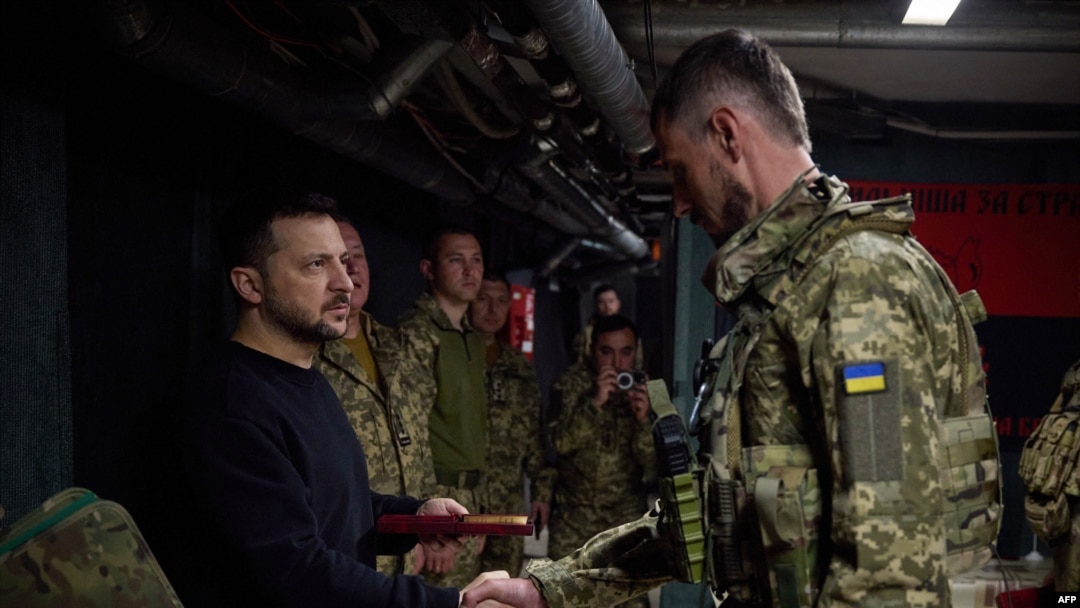 Президент Украины Владимир Зеленский (слева), награждающий украинского военнослужащего в Донецкой области Украины. (ПРЕСС-СЛУЖБА ПРЕЗИДЕНТА УКРАИНЫ)