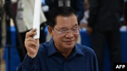 Partai berkuasa pimpinan PM Hun Sen diperkirakan menang telak dalam pemilu di Kamboja hari Minggu (23/7). 