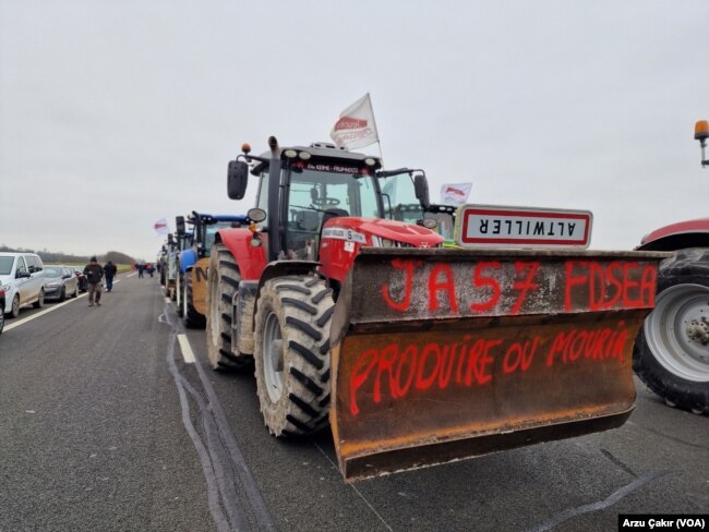 “Paris’i abluka altına alan” çiftçiler, taleplerinin tümü yerine getirilene kadar, eylemlerinden vazgeçmeyeceklerini söylüyor.
