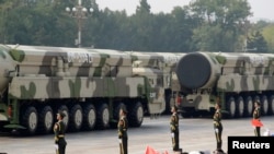ARCHIVO - Vehículos militares que transportan misiles balísticos intercontinentales pasan por la Plaza de Tiananmen durante el desfile militar que marca el 70 aniversario de la fundación de la República Popular China, en Beijing, el 1 de octubre de 2019.