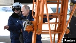 Ruski predsjednik Vladimir Putin sprema se za let na moderniziranom strateškom bombarderu Tu-160M s nuklearnim kapacitetom, u Kazanju, Rusija, 22. februara 2024.