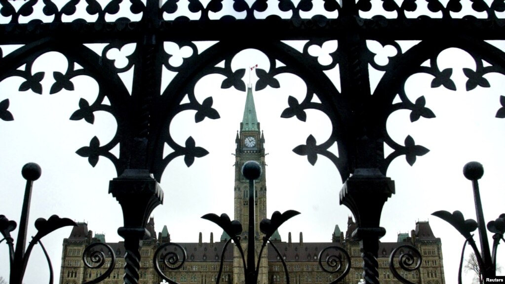 资料照片：通过安大略省渥太华国会山上的一扇门看过去的加拿大国会大厦。(photo:VOA)