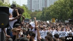 Marš demonstranata u predgrađu Pariza, Nanteru, 29. jun 2023.