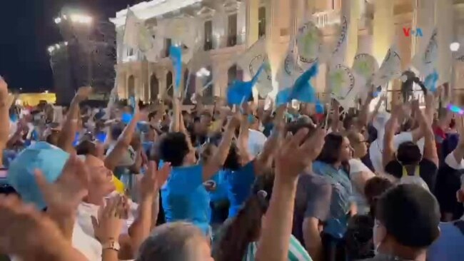 Salvadoreños se congregan en el Centro Histórico de San Salvador para celebrar triunfo de Bukele