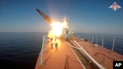 Kapal angkatan laut Rusia melakukan uji coba misil anti-kapal di wilayah Laut Jepang pada 28 Maret 2023. (Foto: Russian Defense Ministry Press Service via AP)