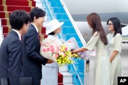 Putra Mahkota Jepang Akishino (kedua dari kiri) didampingi istrinya, Putri Kiko (ketiga dari kiri), menerima bunga dari pejabat Vietnam setibanya di Hanoi, Vietnam, Rabu, 20 September 2023. (An Van Dang/VNA via AP)