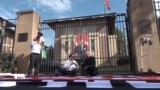 کوردەکان و کۆمەڵێک چالاکوانی ئەمەریکایی لە بەردەم باڵیۆزخانەی تورکیا ناڕەزایەتی دەردەبڕن
