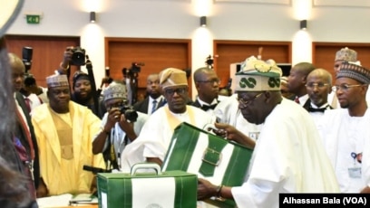 Katta kokrak pornosini tomosha qiling Yosh lesbiyan keksa buvisining mushukini yalaydi (porno video)