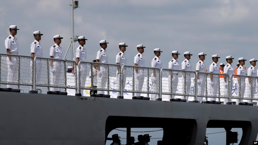 资料照片：2023年6月14日，中国海军水兵在停靠在菲律宾马尼拉港口的海军训练舰“戚继光号”上列队。（美联社照片）(photo:VOA)