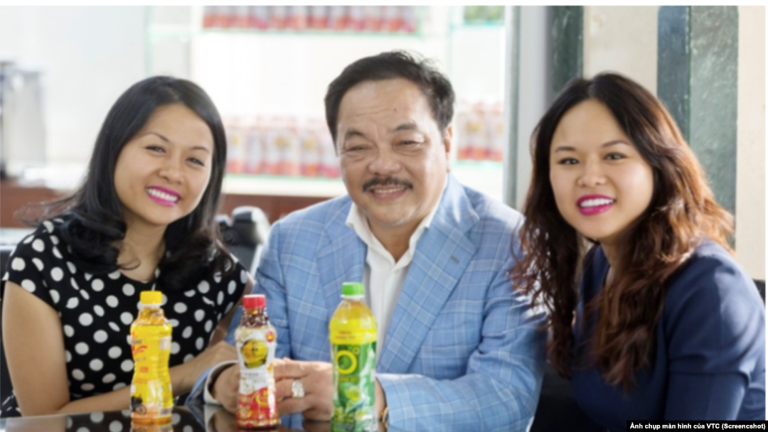Chủ tịch Tân Hiệp Phát Trần Quí Thanh (giữa) và hai con gái. Ba cho con ông bị Bộ Công an đề nghị truy tố tội danh "lạm dụng tín nhiệm chiếm đoạt tài sản."