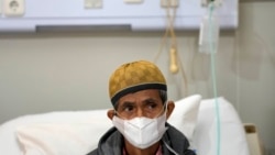 FiLE - Misnar, seorang pedagang kaki lima penderita pneumonia, duduk di tempat tidurnya di Rumah Sakit Persahabatan di Jakarta, 22 September 2023. (Achmad Ibrahim/AP)