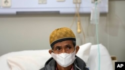 FiLE - Misnar, seorang pedagang kaki lima penderita pneumonia, duduk di tempat tidurnya di Rumah Sakit Persahabatan di Jakarta, 22 September 2023. (Achmad Ibrahim/AP)