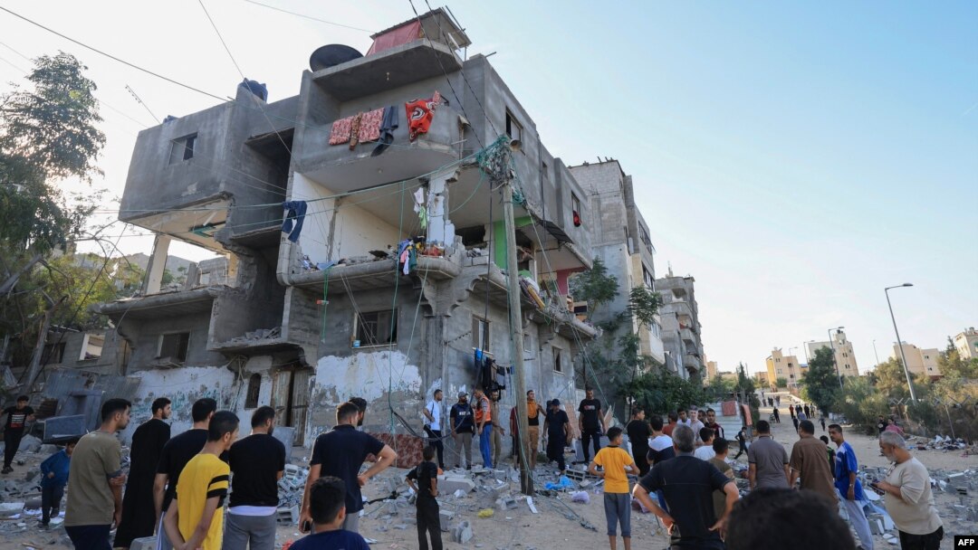 Palestinci pretražuju oštećenu zgradu nakon izraelskih udara u Khan Yunisu u južnom pojasu Gaze, 30. oktobra 2023.
