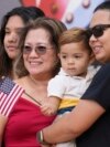 Rita Guevara sa Filipina, u sredini, fotografiše se sa svojom porodicom nakon ceremonije naturalizacije, 15. septembra 2023. u Majamiju.