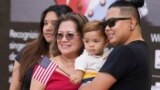 Rita Guevara sa Filipina, u sredini, fotografiše se sa svojom porodicom nakon ceremonije naturalizacije, 15. septembra 2023. u Majamiju.