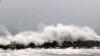 Gelombang menghantam pantai di Linbian di Kabupaten Pingtung barat pada 26 Juli 2023, saat Topan Doksuri melewati Taiwan selatan. (Foto: AFP)