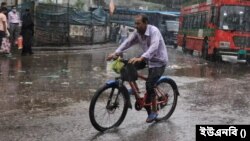 বৃষ্টিতে ঢাকায় যান চলাচল ব্যাহত—ভোগান্তিতে নগরবাসী