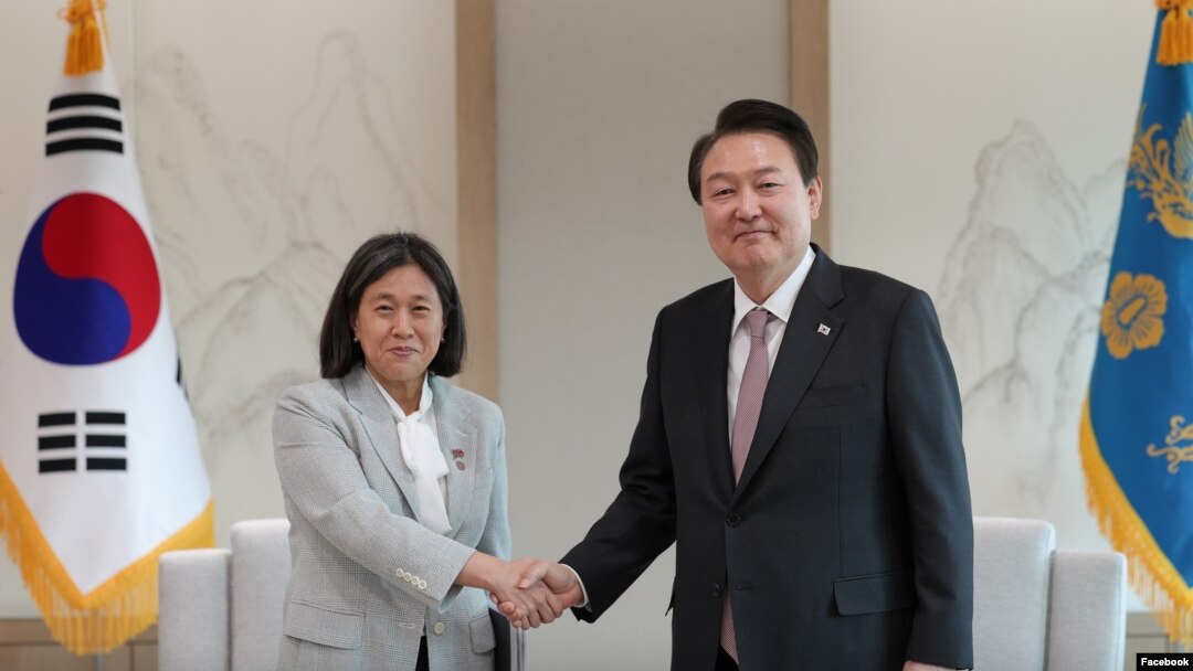 캐서린 타이(왼쪽) 미 무역대표부(USTR) 대표가 30일 서울에서 윤석열 한국 대통령과 회동하고 있다. (한국 대통령실 페이스북)