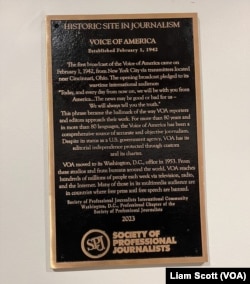 Una placa otorgada a la sede de Voice of America en Washington para honrarla como sitio histórico del periodismo por la Sociedad de Periodistas Profesionales.