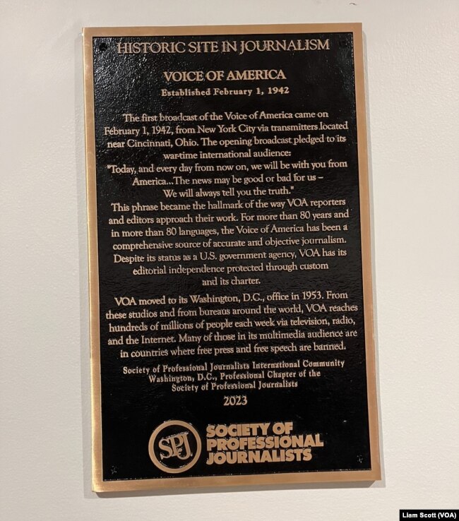Una placa otorgada a la sede de Voice of America en Washington para honrarla como sitio histórico del periodismo por la Sociedad de Periodistas Profesionales.