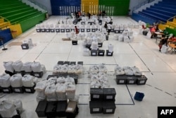 Petugas pemilu sibuk melakukan verifikasi kotak suara sebelum memulai penghitungan suara di Honiara, ibu kota Kepulauan Solomon, sehari setelah pemilu,18 April 2024. ( Saeed KHAN / AFP)