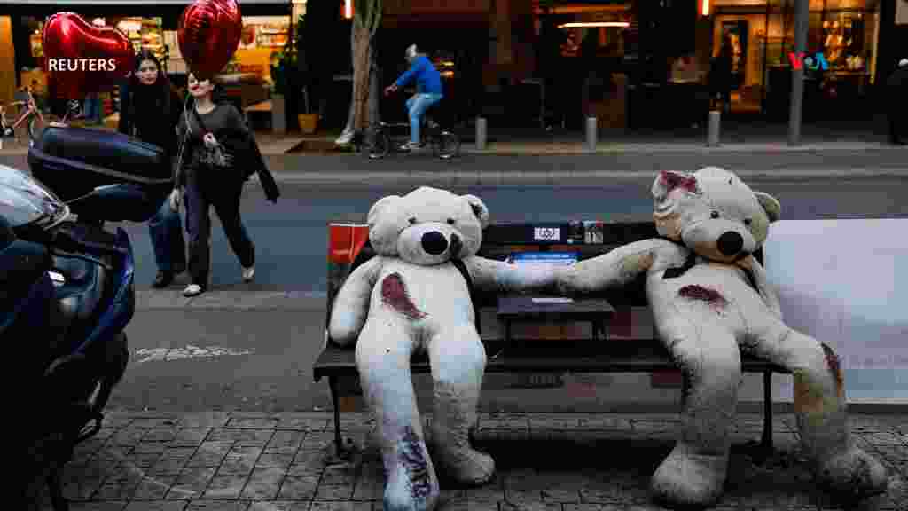 Osos de peluche en un banco, que simbolizan a los rehenes, en medio del conflicto en curso, en Tel Aviv, Israel. [Reuters]