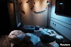 มุมของพื้นที่ส่วนกลางของโครงการ BeLIVING Youth Hub โฮสเตลสำหรับคนรุ่นใหม่ โดย Hong Kong United Youth Association ในฮ่องกง 27 มีนาคม 2023