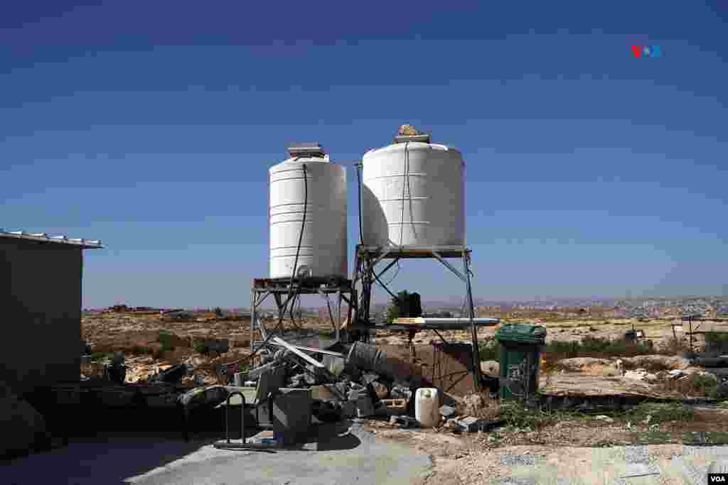 Tanques para almacenar agua pueden verse en el poblado palestino de Susya, el 6 de noviembre de 2023. El agua potable es un bien escaso y vital para la aldea.