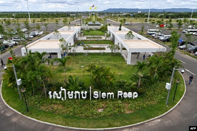 រូបឯកសារ៖ ទិដ្ឋភាពនៃទីកន្លែងចតរថយន្តនៅអាកាសយានដ្ឋានអន្តរជាតិសៀមរាបអង្គរ នៅខេត្តសៀមរាប កាលពីថ្ងៃទី១៥ ខែវិច្ឆិកា ឆ្នាំ២០២៣។