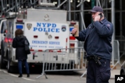 Njujorški policajci ispred kancelarije državnog tužioca, 24. marta 2023. (Foto: AP/Eduardo Munoz Alvarez)